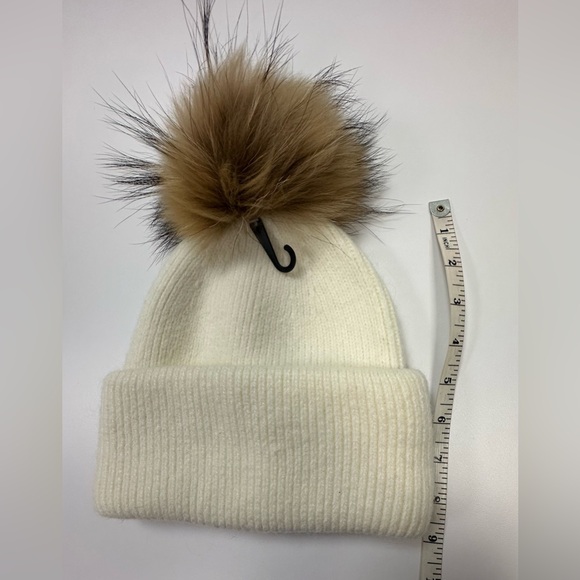 Elegant NWT Cherie Bliss Cream Knit Hat with Faux Fur Pom - Picture 8 of 8